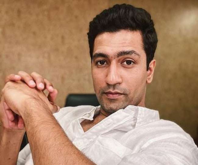 Vicky Kaushal की क्रेजी फैन समोसे और जलेबी लेकर पहुंची एयरपोर्ट, तस्वीर शेयर कर एक्टर ने लिखा- कहा था नहीं खा पाऊंगा पर...