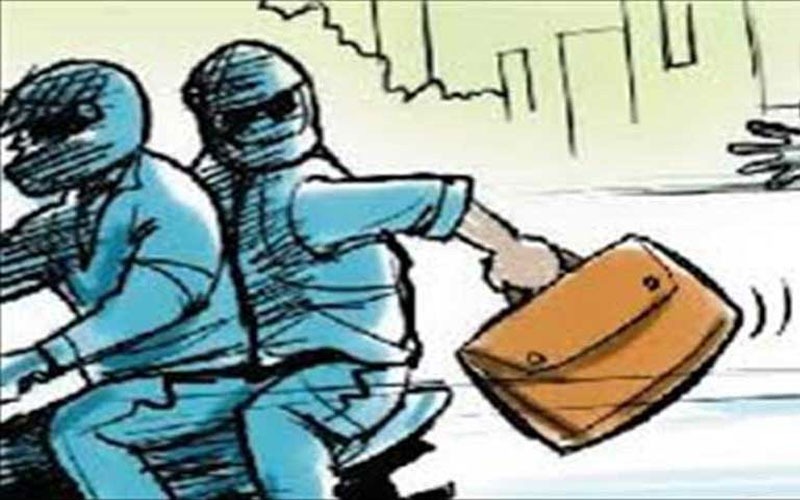 महिला से लाखों के गहनों की उठाईगिरी करने वाले दो आरोपी दिल्ली से गिरफ्तार
