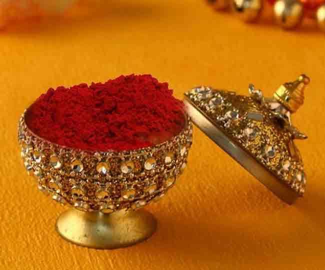 हिंदू धर्म में सिंदूर का है विशेष महत्व, इस तरह प्रयोग करने से मिल सकता है लाभ