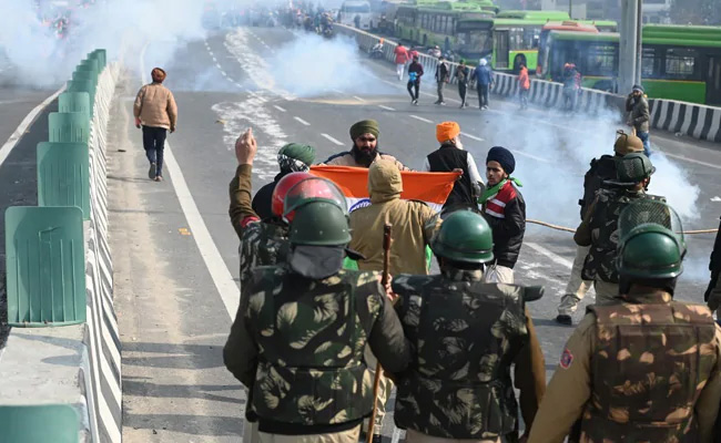 ट्रैक्टर परेड में किसानों पर दिल्ली पुलिस के लाठीचार्ज और आंसू गैस के इस्तेमाल पर बोली सरकार- कोई विकल्प ही नहीं बचा था