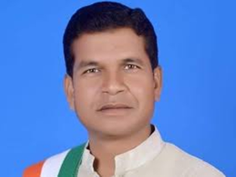 जब मरकाम सहित कांग्रेस कार्यकर्ता राजनीतिक कार्यक्रमों के बीच कर रहे एक घंटे श्रमदान