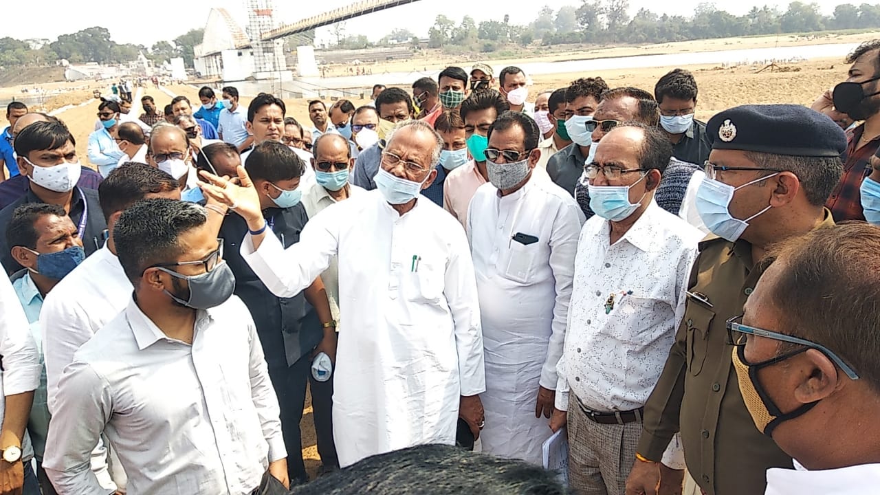 धर्मस्व मंत्री साहू ने राजिम माघी पुन्नी मेला स्थल पहुंच कर तैयारियों की समीक्षा की : 25 फरवरी तक सभी आवश्यक कार्य पूर्ण करने के निर्देश