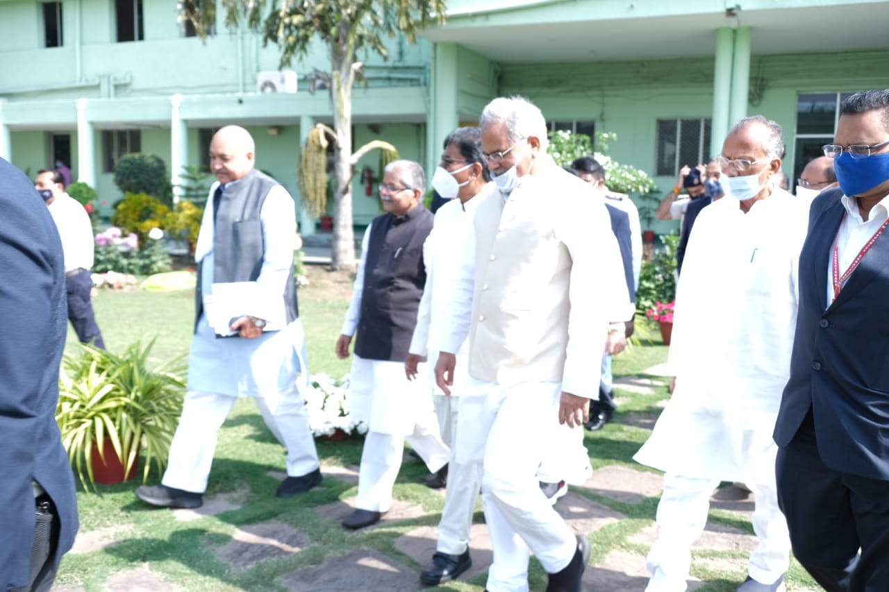 विधानसभा अध्यक्ष डॉ चरणदास महंत की अध्यक्षता में आज यहां विधानसभा के समिति कक्ष में कार्यमंत्रणा समिति की बैठक आयोजित की गई...