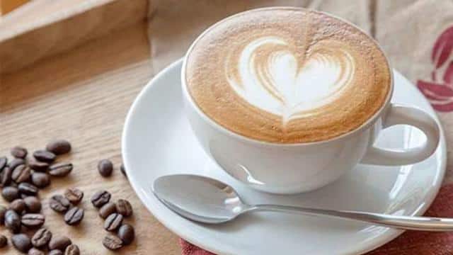 प्रेमी से मिलने के लिए लड़की ने परिवार को कॉफी में मिलाकर पिलाई नशे की गोलियां