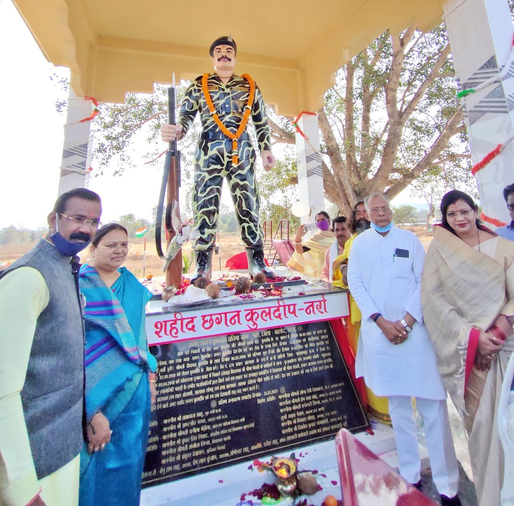 गृहमंत्री ताम्रध्वज साहू ने ग्राम नर्रा में शहीद छगन कुलदीप की प्रतिमा का किया अनावरण