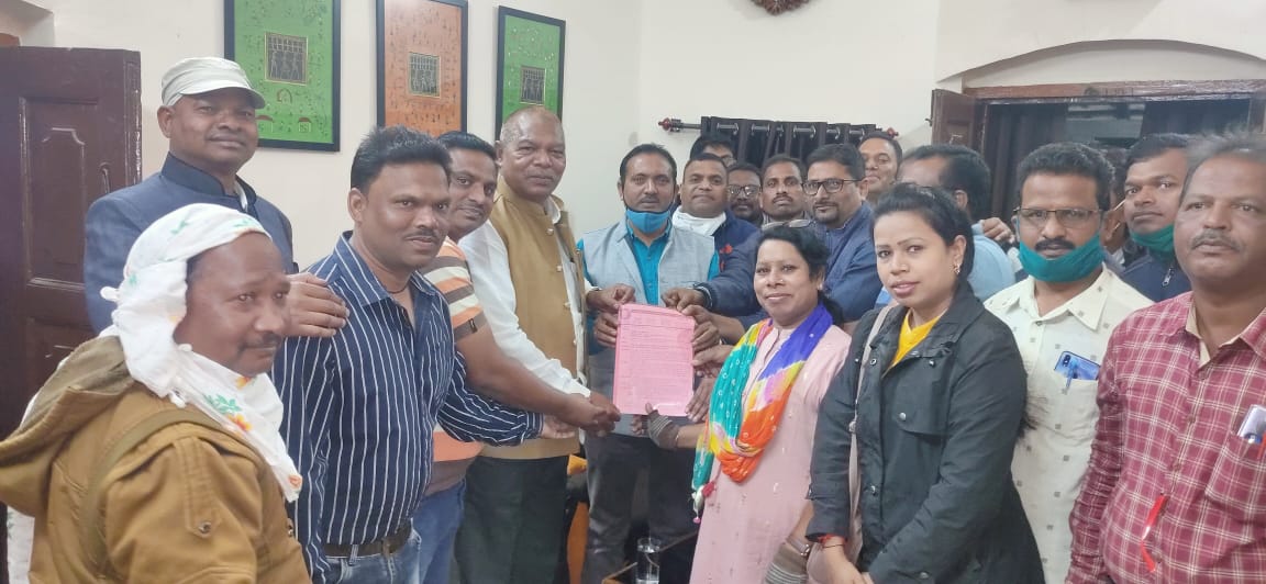 टीचर्स एसोसिएशन अपनी मांगों को लेकर नारायणपुर विधायक को सौंपा ज्ञापन