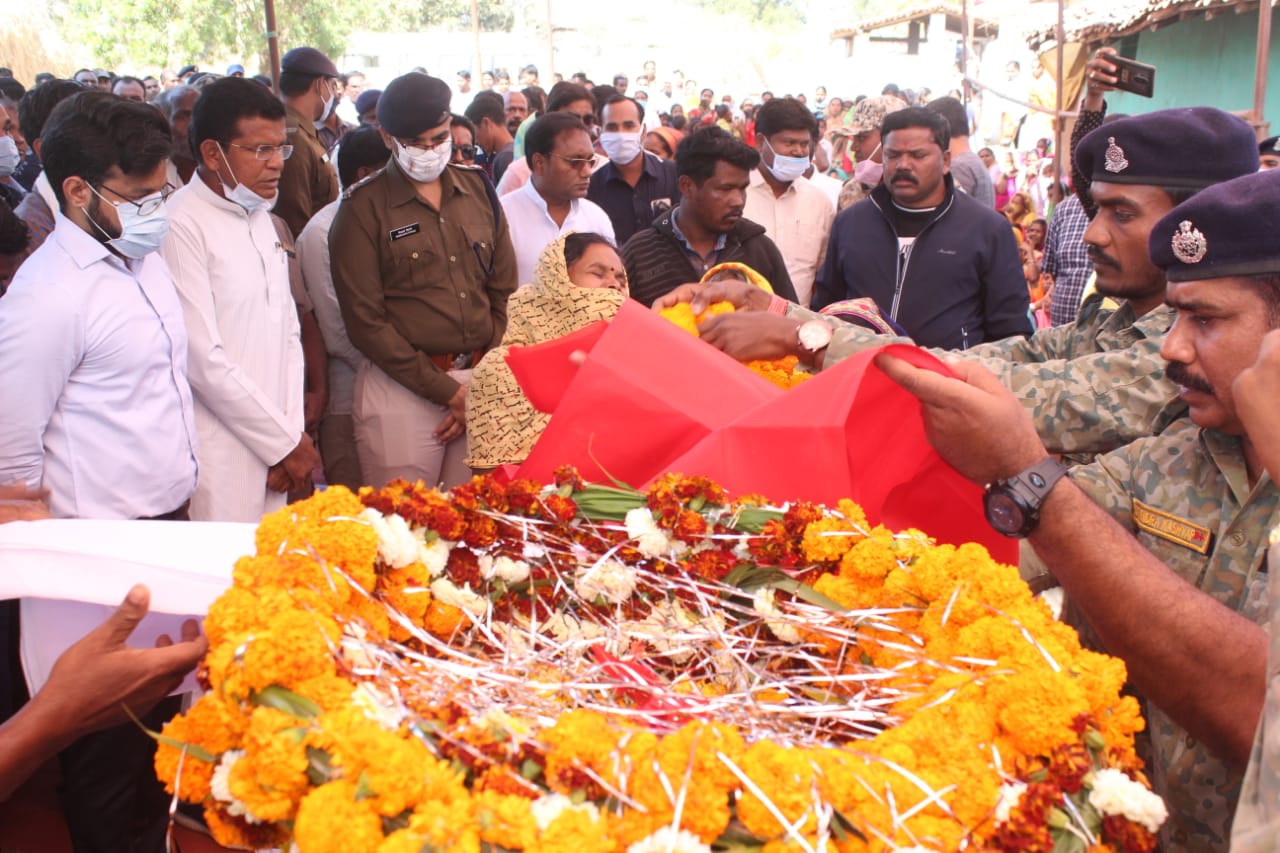 शहीद की मां बार-बार एक ही बात कही रही तुम सब आ गए मेरा बेटा तो नहीं आया
