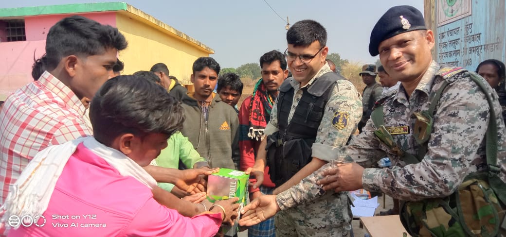 नक्सलगढ़ में सिविक एक्शन कैम्प,जरूरतमंदों को बांटा दवाइयां, कपड़े व खेल सामाग्री