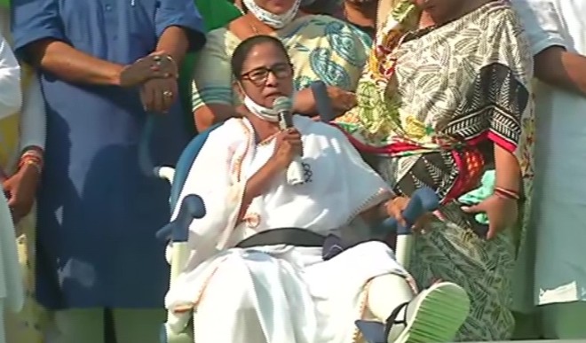 व्हीलचेयर पर बैठकर ममता बनर्जी ने किया रोड शो, कहा- घायल बाघ और अधिक खतरनाक