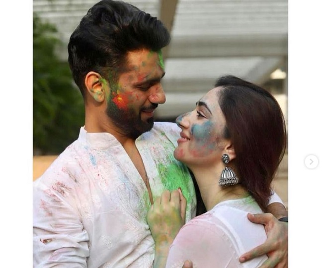 Holi पर राहुल वैद्य ने दिशा परमार के साथ शेयर कीं रोमांटिक फोटोज़