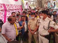 आदिवासी युवक से मारपीट का मामला पकड़ा तूल, आक्रोशित सर्व आदिवासी समाज ने किया प्रदर्शन