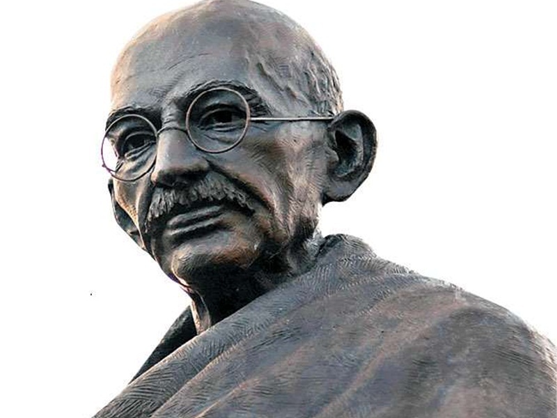 मंत्रालय में गांधी की पुरानी प्रतिमा लगाने पर बवाल