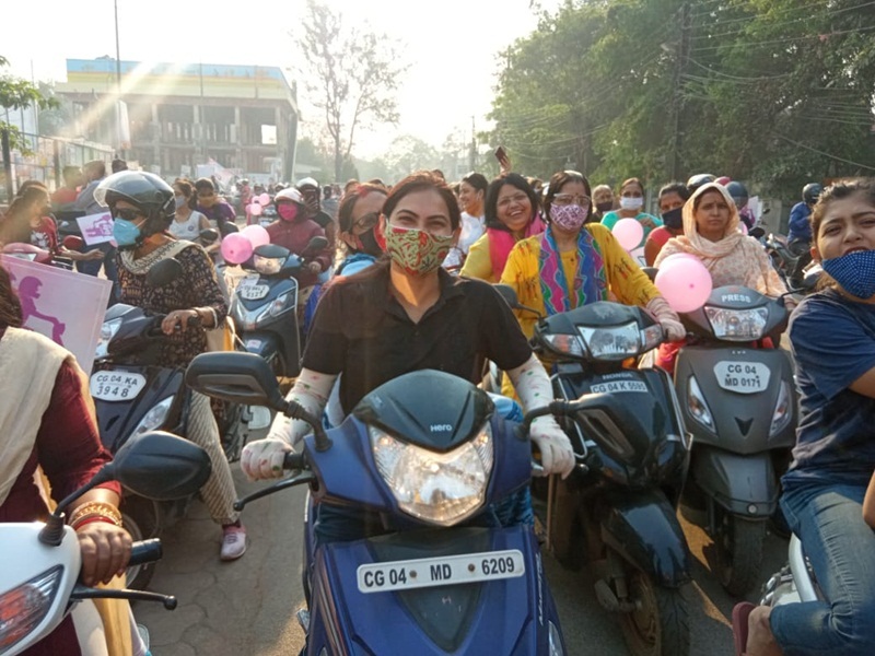स्कूटर रैली में जोड़े के रूप में शामिल हुईं महिलाएं, गूंजा नारी शक्ति जिंदाबाद