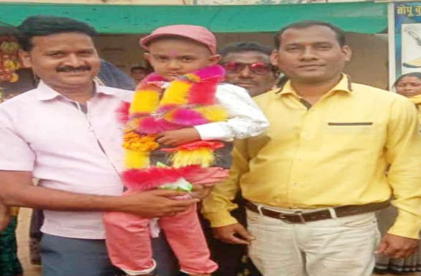 22 दिन बाद सकुशल घर वापसी पहुंचने पर शिवम का गांव में किया गया जोरदार स्वागत