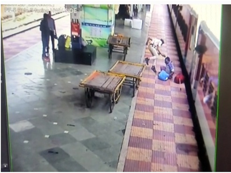 रायपुर में ट्रेन पकड़ने के दौरान फिसला पैर, फिर जो हुआ रोंगटे खड़े कर देगा