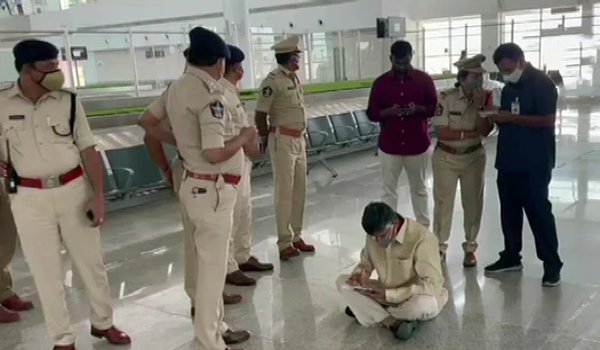 चंद्रबाबू नायडू को पुलिस ने रेनिगुंटा हवाई अड्डे पर हिरासत में लिया