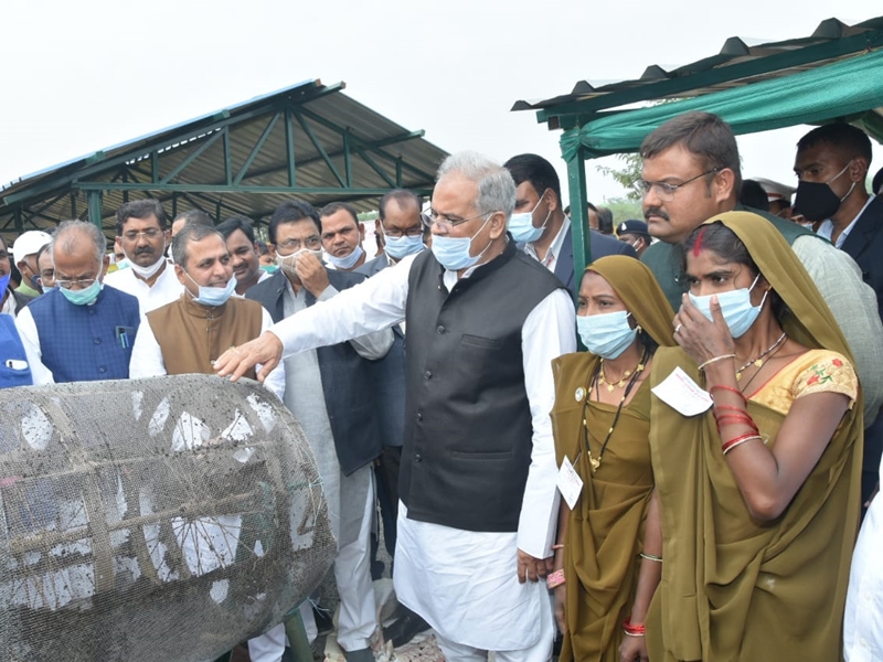 बातों-बातों में, यहां आइए आदर्श गौठान देखने