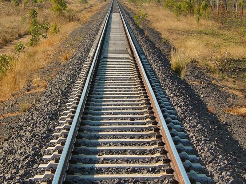 ड्यूटी के दौरान हादसा, रेलवे कर्मचारी का पैर कटा