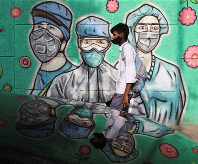 देश में कोरोना की दूसरी लहर के खौफ के बीच टीकाकरण जारी, अब तक 4.72 करोड़ लोगों को लगा टीका