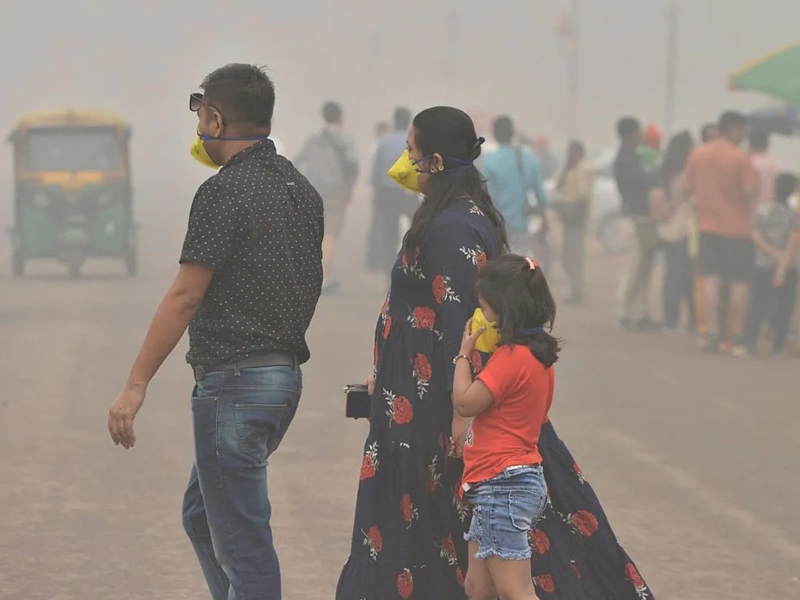 देश में फिर बन रहे लॉकडाउन के हालात, होली के रंग में लापरवाही की भंग