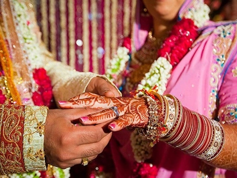 बेकाबू शादियों के कारण आई कोरोना की दूसरी लहर, इस साल के शुभ मुहूर्त पर पड़ सकता है असर