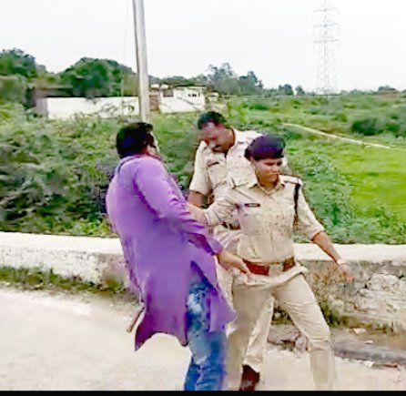 मंत्री को काला झंडा दिखाने से पहले एआईएसएफ के कार्यकर्ता गिरफ्तार