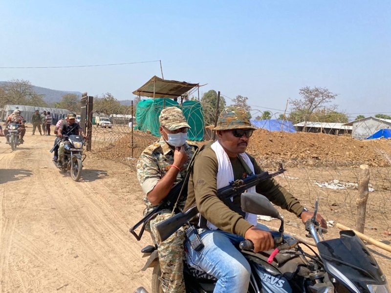जहां नक्सलियों ने काट दी थी सड़क, वहीं मोटरसाइकिल से पहुंचे एसपी