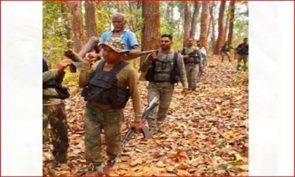 स्पाइक होल में गिरे बुजुर्ग को जवानों ने 10 किमी कंधे पर लादकर पहुंचाया अस्पताल