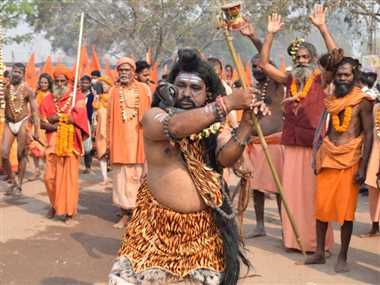 महाशिवरात्रि पर नागा साधु-संतों ने किया शौर्य प्रदर्शन