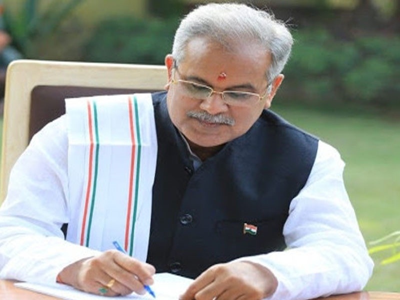 मुख्यमंत्री भूपेश बघेल ने नगर निगम रायपुर के तुहंर सरकार तुहंर द्वार के 35 दिन निरंतर चले आयोजन का महापौर के वार्ड में समापन किया