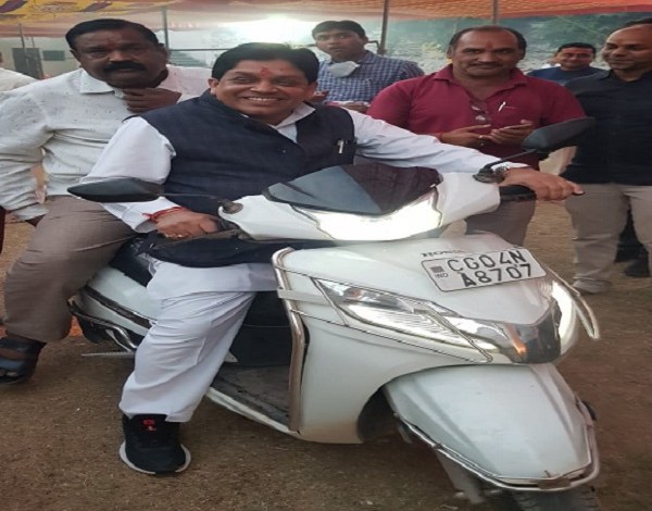 जब संकरी गली में नहीं जा पाई कार तो मंत्री डॉ. डहरिया स्कूटी चलाते पंहुचें लोगों के द्वार