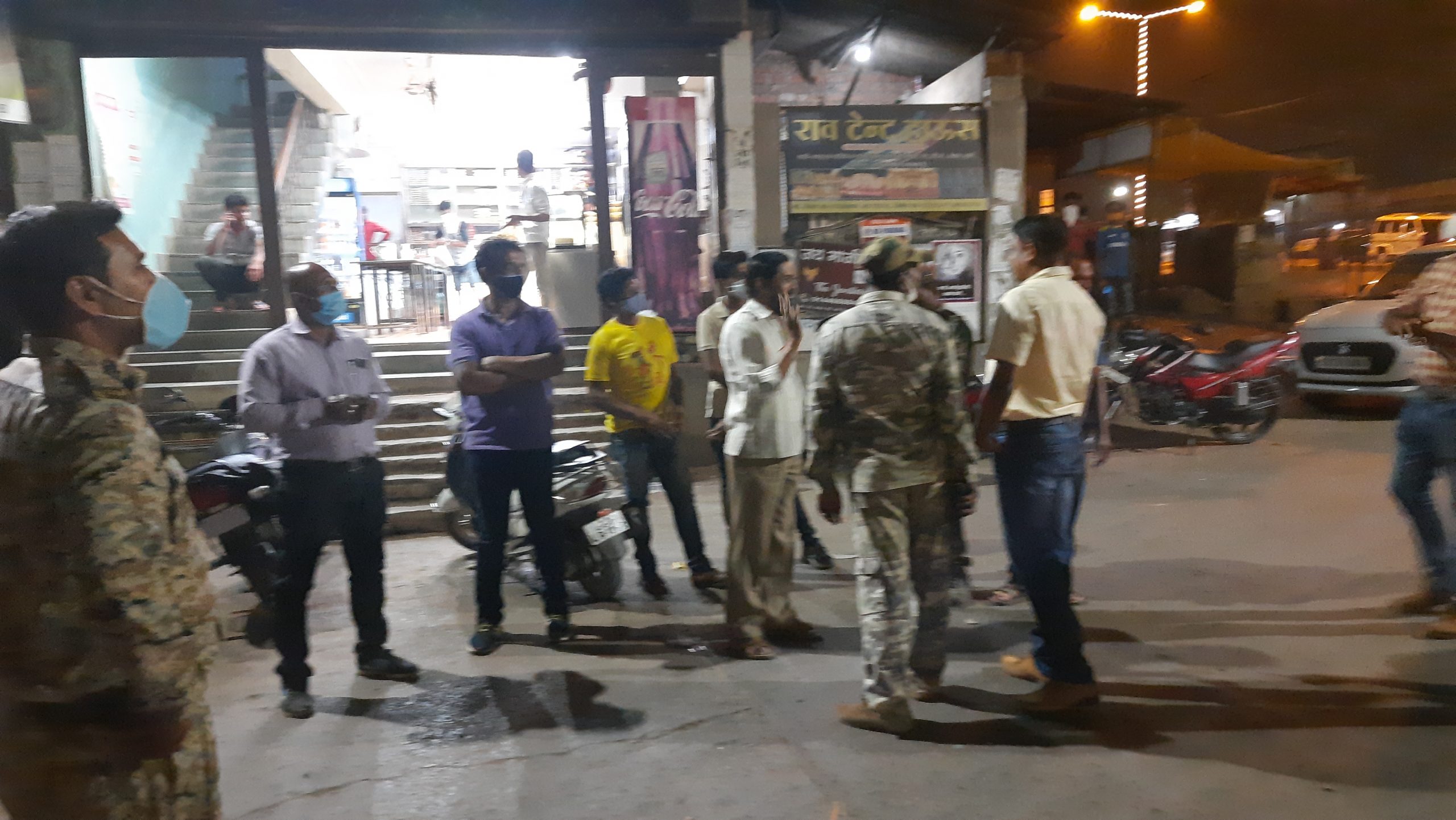 जिले में लगा रात्रि कालीन कर्फ्यू , पुलिस व राजस्व विभाग ने समझाईस देते  बंद कराई दुकाने