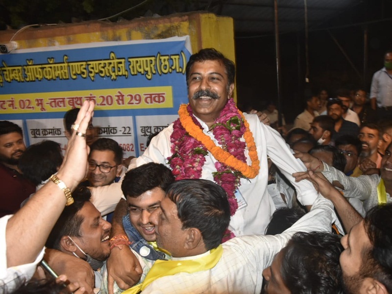व्यापारियों की हुई जीत, सालों से जमे मठाधीशों की हार