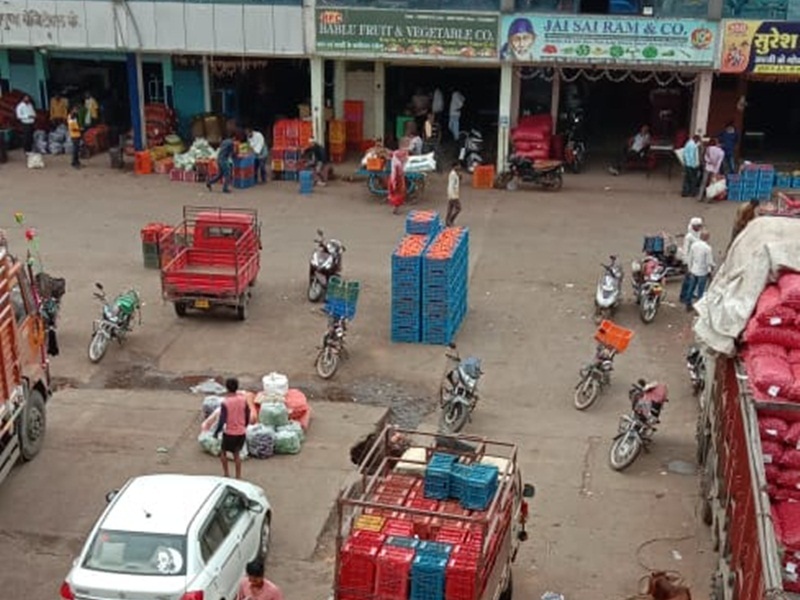 कोरोना की चपेट में सब्‍जी बाजार, ग्राहकों की घटी संख्‍या