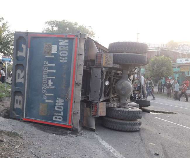 विशालकाय डंपर अनियंत्रित होकर पलटी