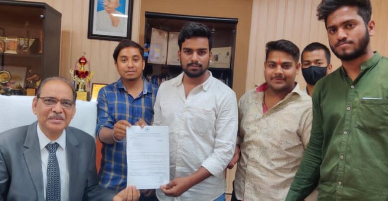 NSUI अध्यक्ष अमित शर्मा द्वारा पंडित रविशंकर शुक्ल विश्विद्यालय के कुलपति डॉ. केशरी लाल वर्मा जी से मुलाकात कर छात्र हित के मुद्दों पर चर्चा कर ज्ञापन सौंपा