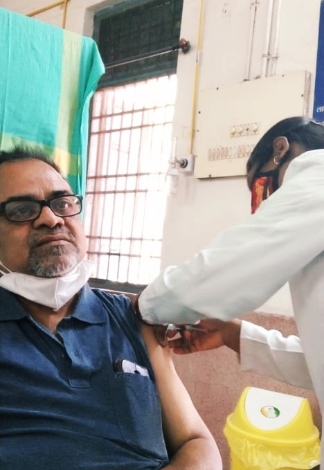 बुजुर्गो ने दिखाई राह : उत्साह से कतारबद्ध होकर कोरोना वैक्सीन लगवा रहेें