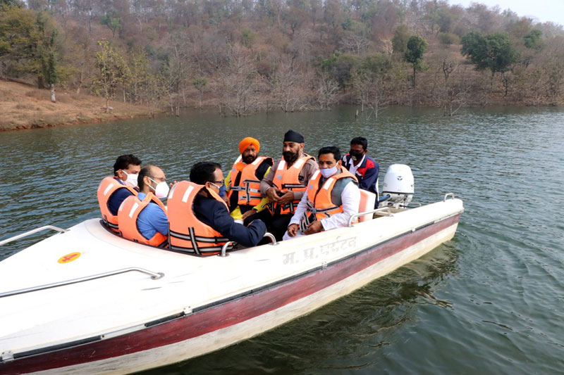 ओंकारेश्वर में बनेगा विश्व का सबसे बड़ा फ्लोटिंग सोलर प्लांट, मंत्री हरदीप डंग ने रामागुण्डम में उपकरण और टेक्नालॉजी की जानकारी ली