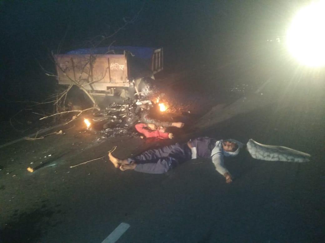 नेशनल हाईवे में हुए हादसे में तीन को मौत, हादसे के दौरान मोटर साइकिल में लगी आग
