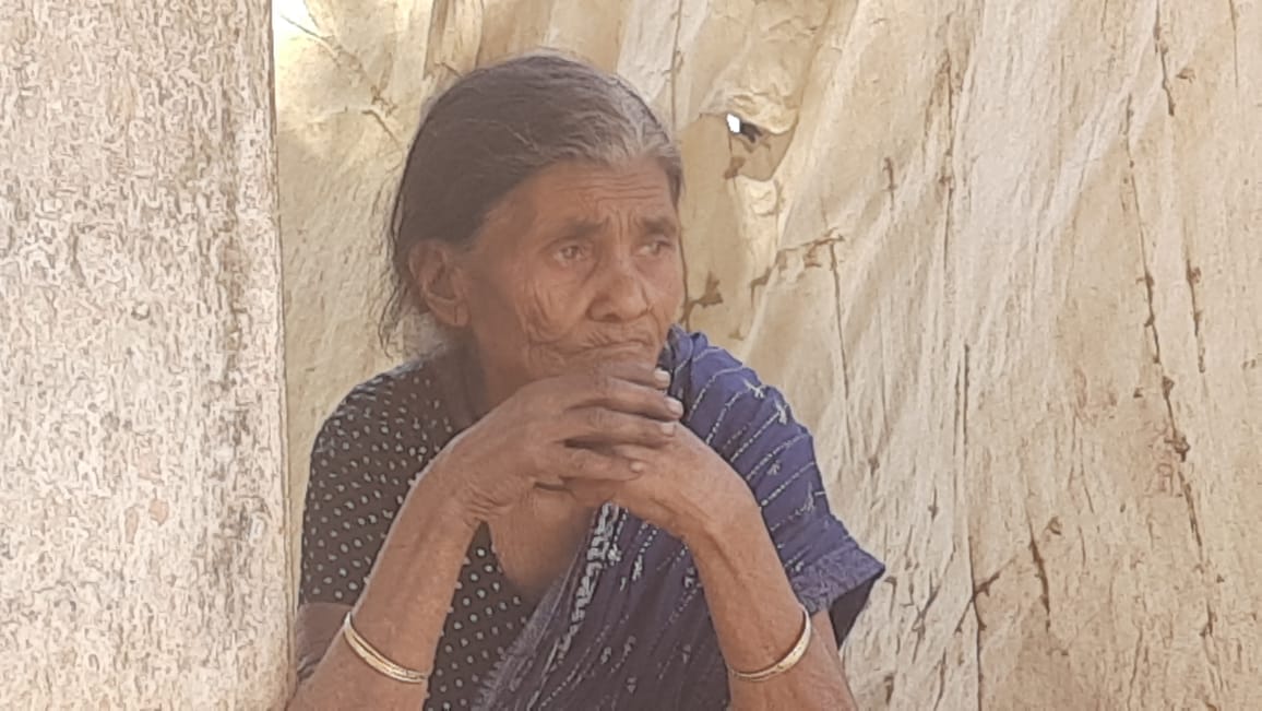 80 वर्षीय बूढ़ी आँखों को नींद नहीं, परिवार पालने सुबह 3 से 4 बजे चाय दुकान सजाने में जुट जाती