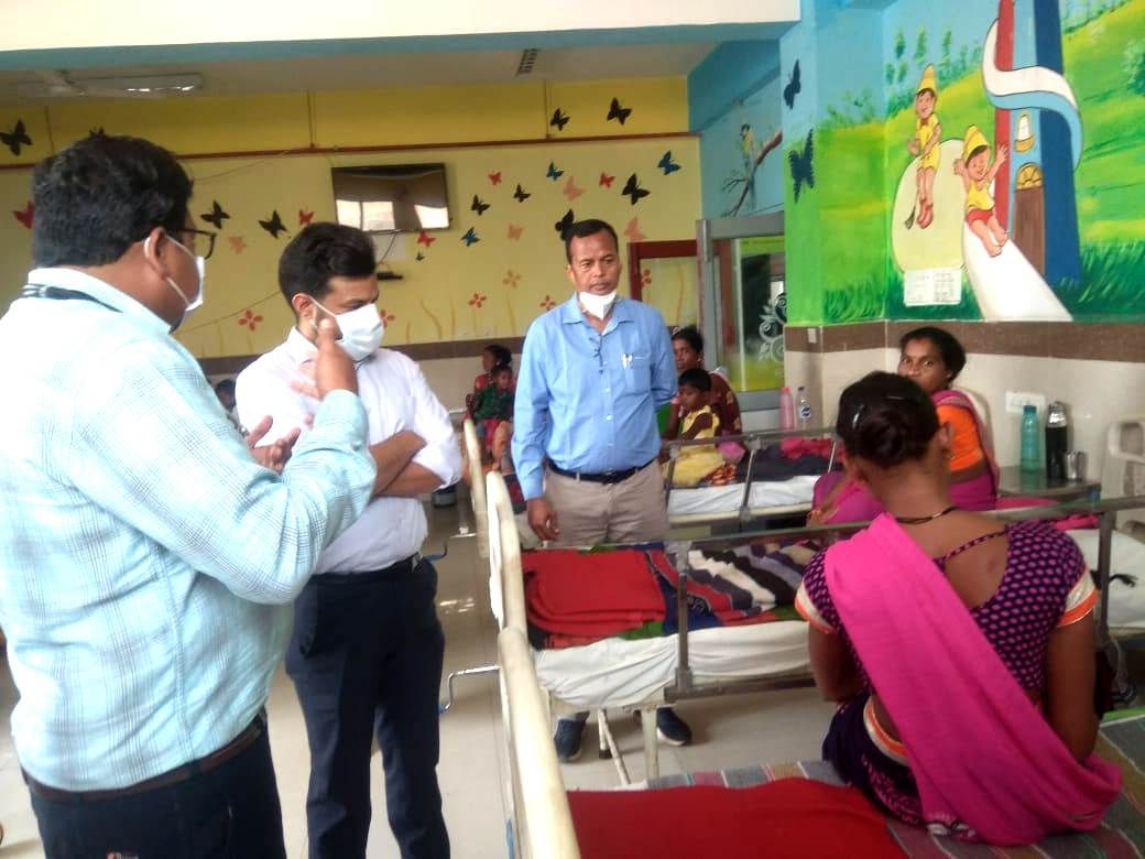 कलेक्टर ने ड्यूटी पर अनुपस्थित तीन डाॅक्टरों को कारण बताओ नोटिस जारी करने के निर्देश