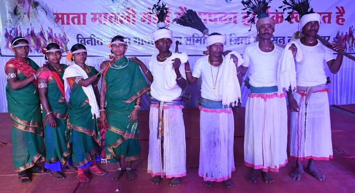 पारम्परिक वेशभूषा और वाद्य यंत्रों के साथ 70 नर्तक दलों ने दी प्रस्तुति