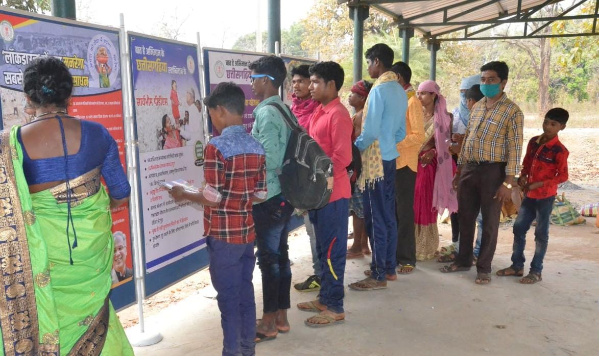 ग्रामीणों ने छायाचित्र प्रदर्शनी के माध्यम से जानी सरकार की उपलब्धियां