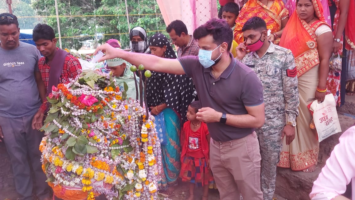 कलेक्टर पुष्पेंद्र मीणा पहुंचे गोबरहीन में प्राचीन शिवलिंग के दर्शन के लिए, शांति और विकास की मांगी कामना