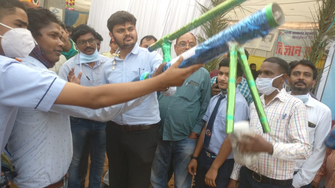 शिक्षक व बच्चों के द्वारा लगाया गया विज्ञान मेला,  विज्ञान मेला से लोगों को मिल रही रोचक जानकारी
