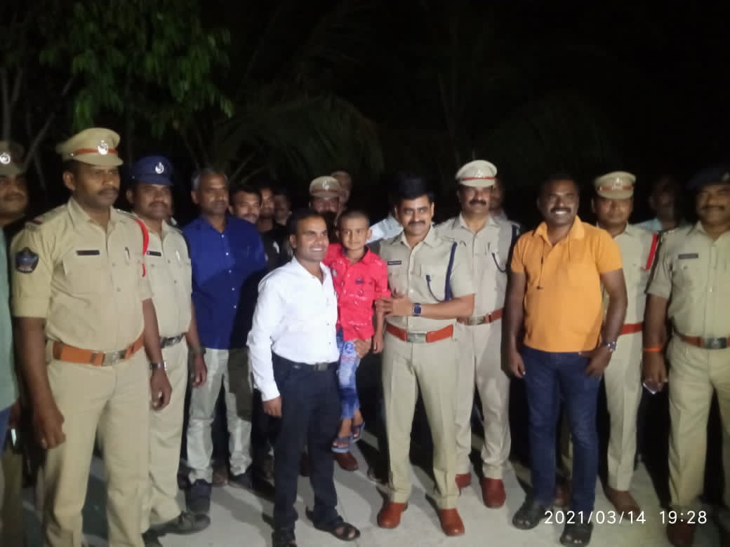 तिरुपति से 400 किलोमीटर दूर विजयवाड़ा में मिला कुरूद ग्राम का मासूम शिवम ,वहां से तिरुपति लेकर आए पुलिस