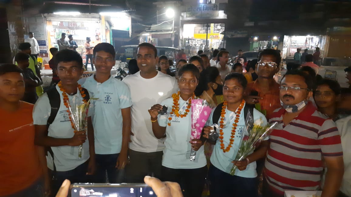 नक्सलगढ़ के दो युवक्तियों ने जुनियर नेशनल तीरंदाजी में कांस्य पदक जीत जिला सहित पदेश का नाम रोशन किया