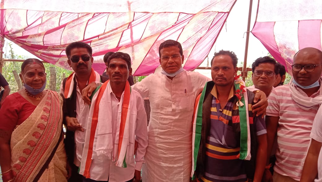 कांग्रेस सरकार व विधायक मोहन मरकाम के कार्यों से प्रभावित होकर कांग्रेस में किया प्रवेश