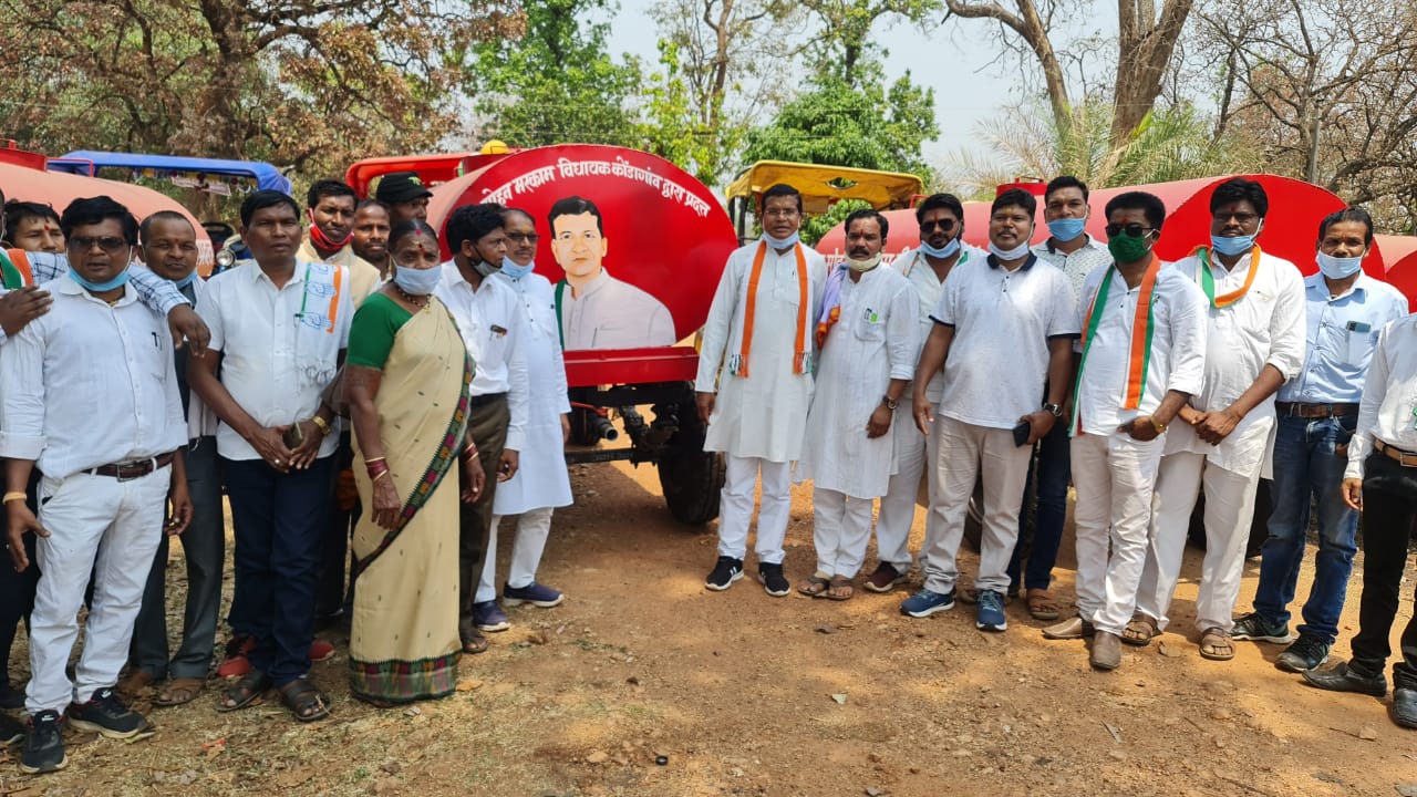 गर्मी के दिनों ग्रामीणों को शुद्ध पेयजल पहुंचाने मोहन मरकाम की विशेष पहल, माकड़ी के छह गांवों में विधायक मद से  टैंकरों का वितरण