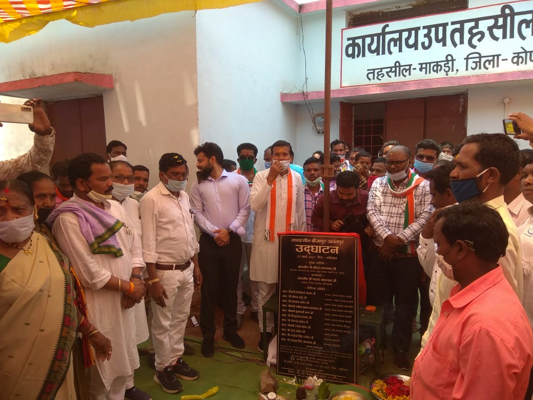 जिला प्रशासन उडा रहा प्रतिबंधात्मक आदेश की धज्जियां, उप तहसील बीजापुर में लोगों का उमड़ा सैलाब